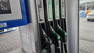 Čerpací stanice prohodila paliva. Řidiči naftových aut tankovali benzin, benzinových naftu