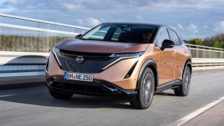 Po odkladu kvůli válce vstupuje Nissan Ariya na český trh. Přijíždí s ním i hybridní model Juke