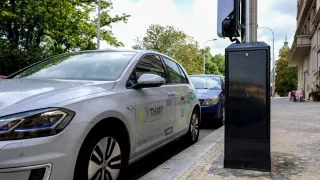 Praha utratí ze podporu elektromobility 800 milionů. Auta se budou dobíjet z veřejného osvětlení