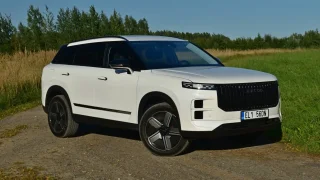 Čínské Jaecoo J7 zvládne tisíce kilometrů se solidní spotřebou. Sráží ho jen pár nedostatků