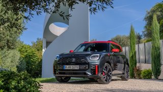 Mini John Cooper Works Countryman dostal výkon 300 koní. Pochlubit se může i novým znakem