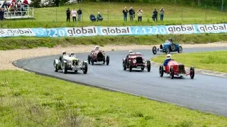 Sosnovou se prohnala nejslavnější škodovka na světě, burácející tatra i formule legendy motorsportu