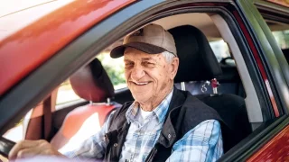 Seniorům za volantem se od ledna ulevilo. Prohlídky mají až v sedmdesáti a už nemusí vozit papír