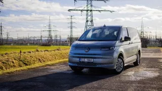 Test Volkswagen Multivan 1.4 TSI eHybrid: Rodinná ikona do zásuvky