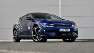 Kia EV6 GT má 585 koní a drift mód. Jezdí jako utržená ze řetězu a stojí „jen“ 1,8 milionu korun