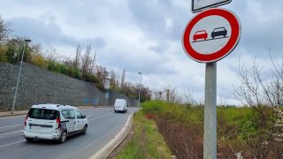 Pár metrů za 10 tisíc korun a zákaz řízení. Ukončení předjížděcího manévru na plné čáře je přestupek