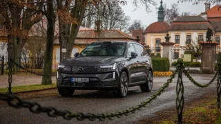 Takhle si představujeme automobilový luxus. Volvo EX90 posádku hýčká, ale peněženku nepotěší