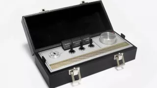 Zlatem pokrytý model Aston Martin DB5