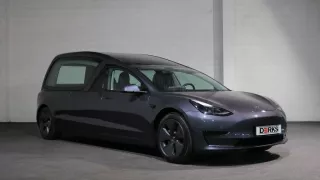 Tesla Model 3 jako pohřebák