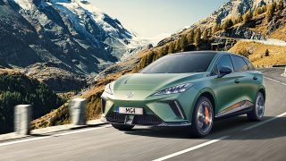 Čínský elektromobil porazil supersporty. MG4 je rychlejší než Lamborghini Gallardo a Nissan GT-R