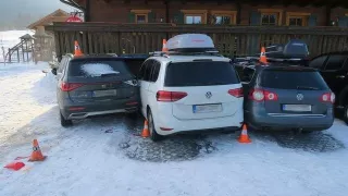 Unavený rolbista na horách sešrotoval několik aut. Jeho přístup k řešení nehody zaskočil i policisty