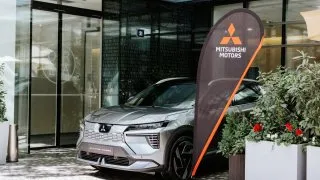 Další variace se stejnou alianční technikou. Japonské elektrické SUV má přesto pár trumfů navíc