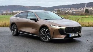 Mazda 6e je pořádný kus auta za nečekané peníze. Vděčí za to původu, který jí někteří vyčítají