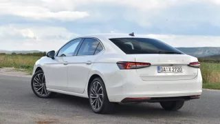 Škoda Superb s nejsilnějším motorem je skvělý sleeper, jenom trochu bez emocí