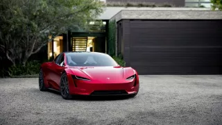 Uvedení Tesly Roadster se opět odkládá. Elon Musk má na práci důležitější projekty