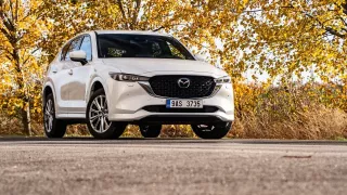 Mazda CX-5 vypíná dva válce a využívá elektrickou pomoc, tradiční hodnoty ale ctí i nadále. Naštěstí