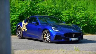 Maserati GranTurismo hypnotizuje řidiče. Přilnavostí odpovídá formuli, zvukem zase Fabii