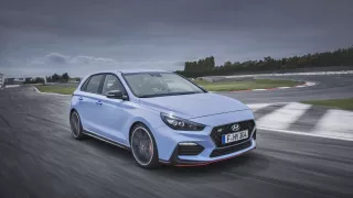 Prohlédněte si ostrý hatchback Hyundai i30 N v poh