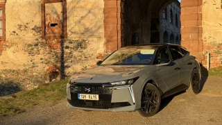 Hybridní DS N°4: Pařížská móda na kolech, která vám buď učaruje, nebo vás vytočí k nepříčetnosti