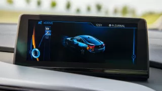 BMW i8 Protonic Frozen v matně černém laku. 13