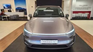 Tesla se opět vrátila k běžným blinkrům a snaží se být komfortní. Prohlédli jsme si nový Model Y