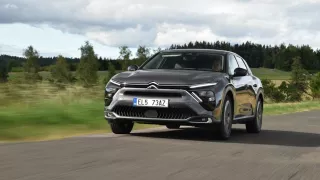 Test Citroënu C5 X: Ukolébá pohodlím a potěší cenou, chybí ale pohon všech kol