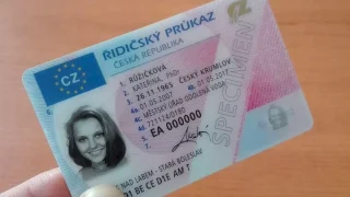 Pokud vám končí řidičák, mějte se na pozoru. Letos platí změny pro prvořidiče i seniory