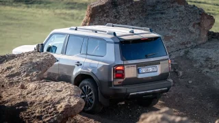 Prostě tomu autu věř a dej nohy z pedálů. Novou Toyotu Land Cruiser stačí v drsném terénu ovládat rukama