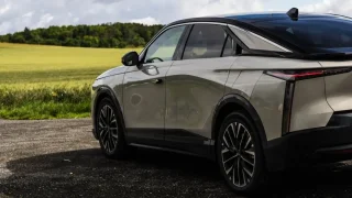 Řídili jsme elektrickou limuzínu prezidenta. Ani za dva miliony korun nedostanete vyhřívaný volant