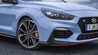 Prohlédněte si ostrý hatchback Hyundai i30 N do de