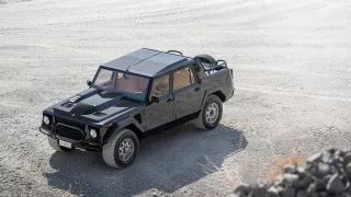 Dvanáctiválcové Lamborghini LM002 se mimo asfalt n