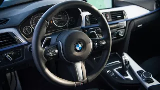 Tradiční interiér BMW 330i 7