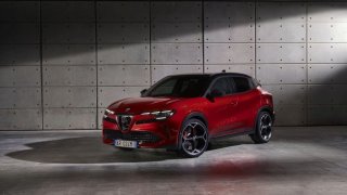 Alfa Romeo Junior je na první pohled fešný crossover. Poprvé jsme si ho prohlédli