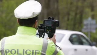 Dobrý skutek jako přestupek. Za varování ostatních řidičů před policisty hrozí pokuta až 5000 Kč