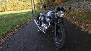 Royal Enfield Continental GT 650 není pro hipstery. Raději než do kavárny jezdí po okreskách