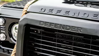 Do aukce jde filmový Land Rover Defender. Proháněl