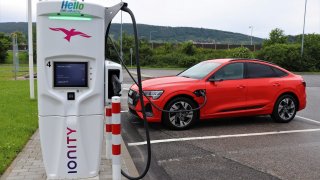 Elektromobily rychle ztrácí jednu ze svých hlavních předností a výrobci s tím nemohou nic dělat