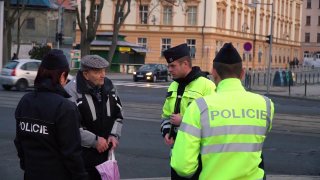 Policisté se zaměřili na chodce. Některým dali reflexní pásky, jiným rovnou pokutu