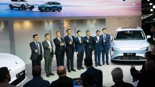Forthing pařížský autosalon