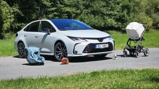 Může sedan obstát jako rodinné auto? Začíná dlouhodobý test hybridní Toyoty Corolla