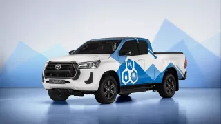 Na světě je první kultovní Toyota Hilux s hybridním ústrojím