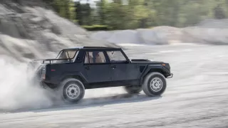 Dvanáctiválcové Lamborghini LM002 se mimo asfalt n