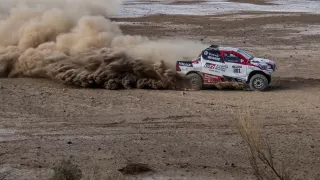 Fernando Alonso testuje Toyotu Hilux 7