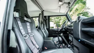 Do aukce jde filmový Land Rover Defender. Proháněl