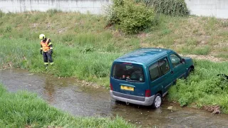 špatně zaparkované auto