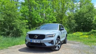 Volvo XC40 odvede všechnu práci za vás. Jezdí úsporně a vyrovnaně