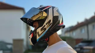 Jen helma nestačí. Ministerstvo dopravy odhalilo často přehlížený přestupek, stát může až 5000 Kč