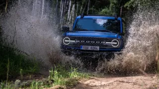 Krotili jsme divokého koně v českých mokřadech. Ford Bronco se má nejlépe v bahně