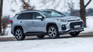 Suzuki zlevnilo model Across o 200 tisíc korun. Plug-in hybrid slibuje jen litrovou spotřebu
