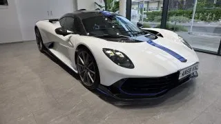 Aston Martin přivezl do Prahy auto snů. Valhalla je rychlá i krásná, ale chce to aspoň milion eur